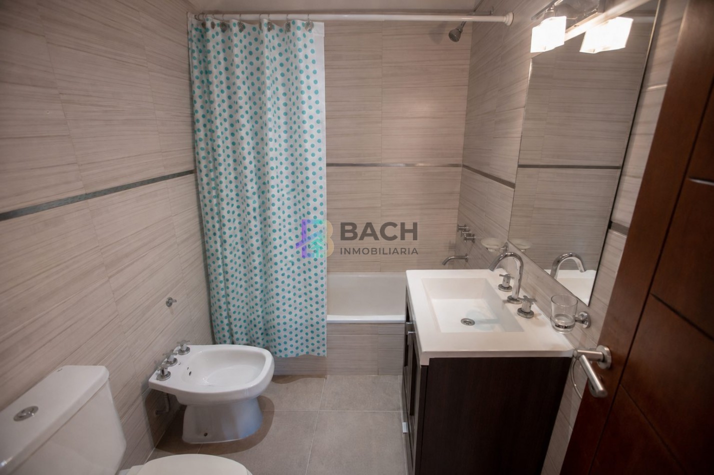 Moderno departamento 2 ambientes a la venta en Pinamar con cochera en el centro con gas natural
