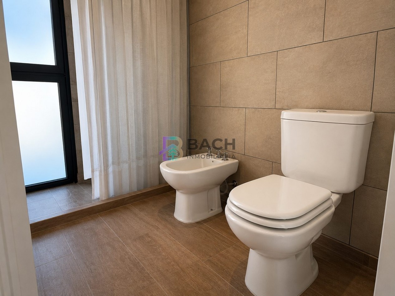 Moderna casa en venta en Pinamar con tres dormitorios, gas natural y piscina