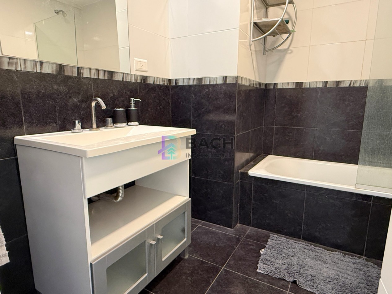Departamento semipiso a la venta en Pinamar centro, luminoso, moderno con gas natural, cochera y baulera