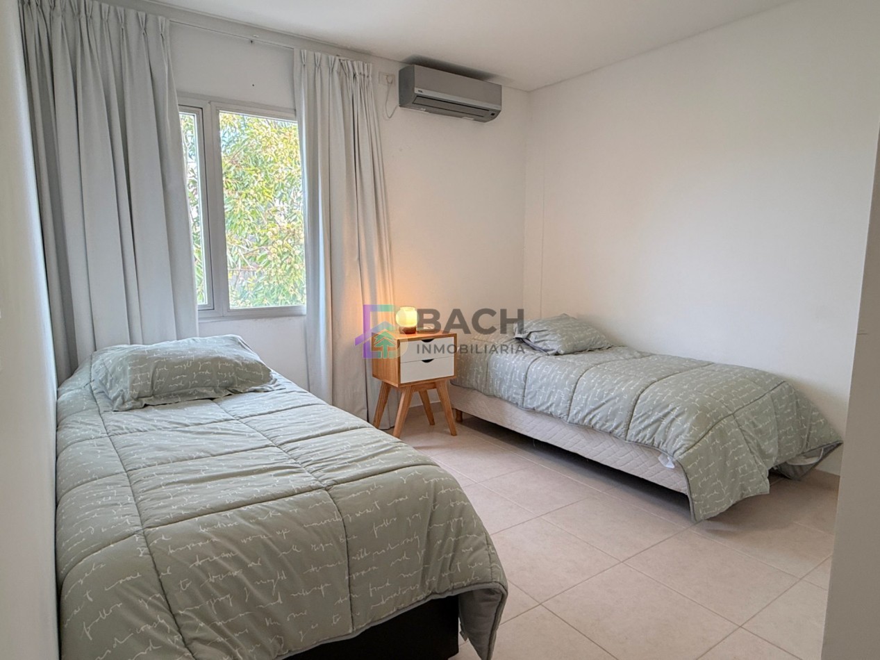 Departamento semipiso a la venta en Pinamar centro, luminoso, moderno con gas natural, cochera y baulera