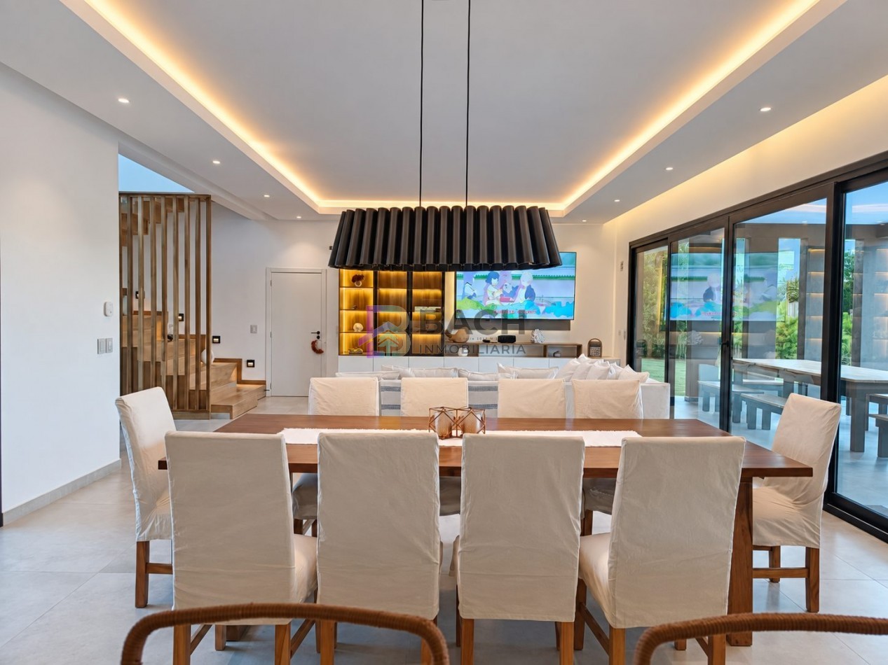 Moderna Casa en venta Costa esmeralda Golf2, con 4 dormitorios, psicina climatizada, hormigon visto