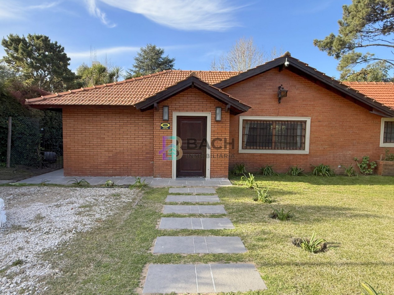 Casa en alquiler de verano en Pinamar, zona centro para 5 personas con Piscina 