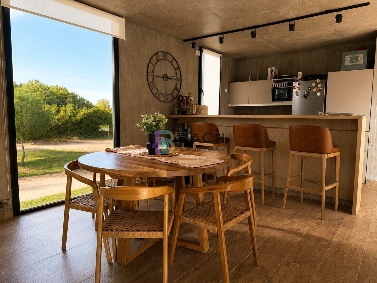 Moderna casa en venta en Pinamar con tres dormitorios, gas natural y piscina