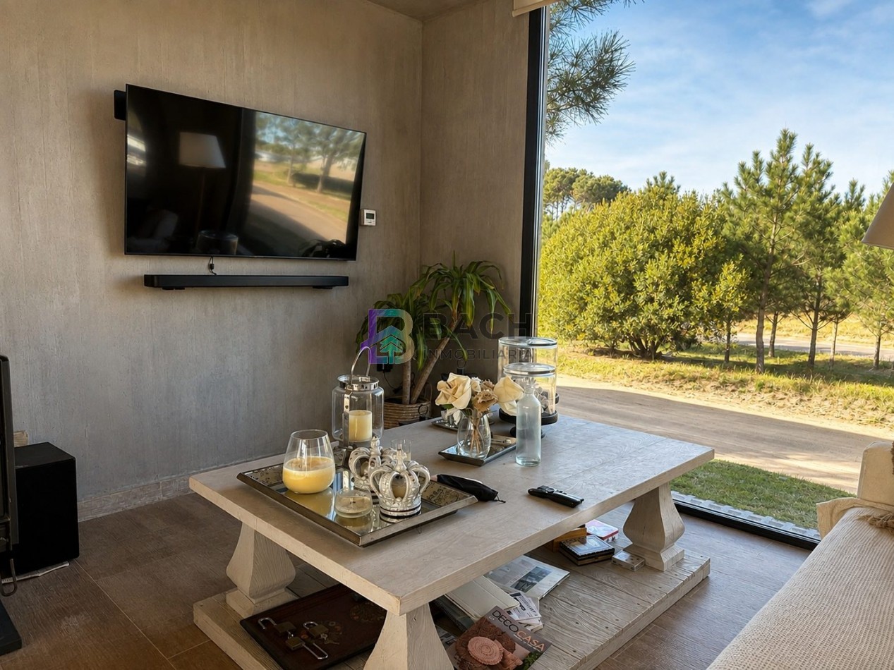 Moderna casa en venta en Pinamar con tres dormitorios, gas natural y piscina
