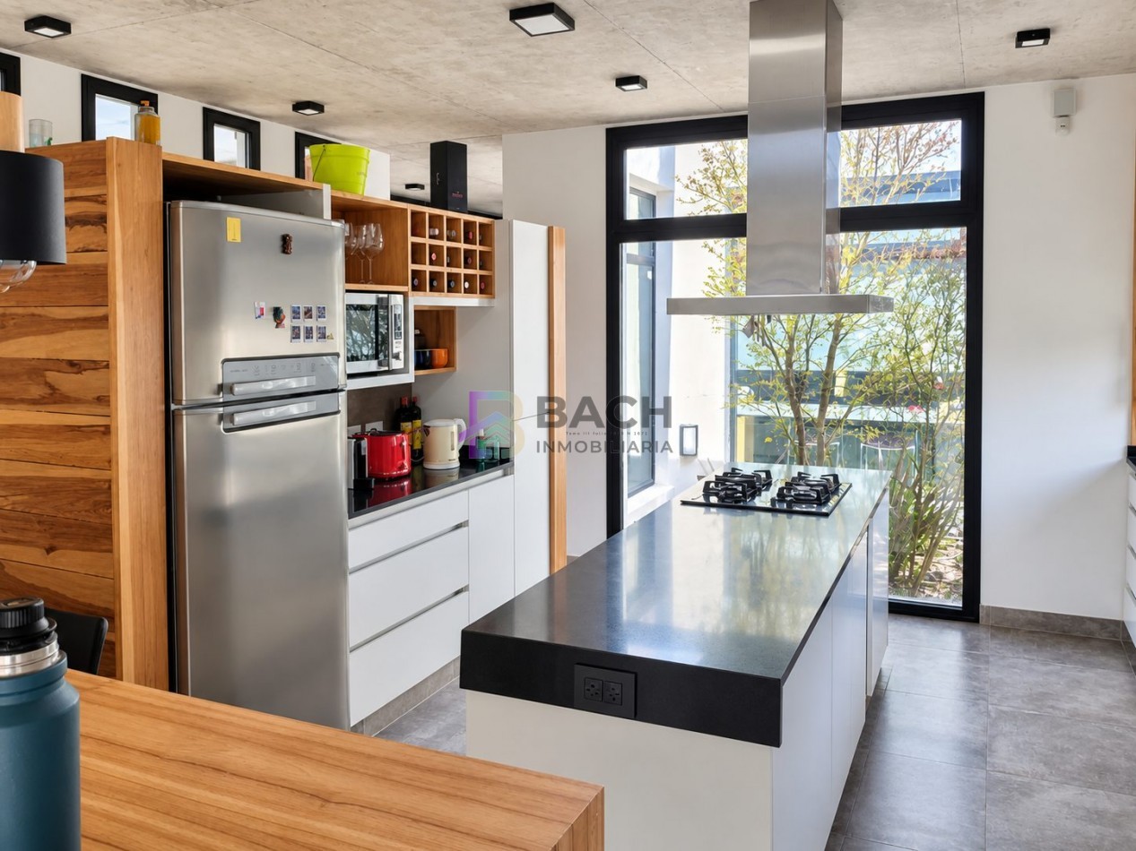 Casa moderna y luminosa en alquiler de verano, Pinamar, para 6 personas, garaje, quincho, parrilla