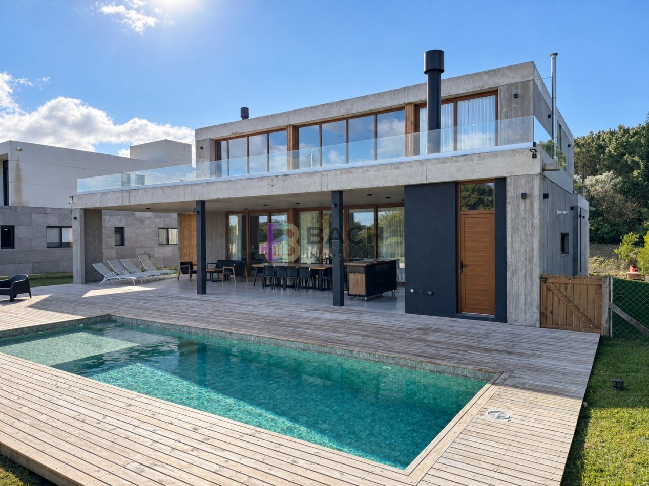 Casa en venta importante, gran calidad constructiva, hormigon visto, gas natural y piscina en Costa Esmeralda Maritimo III