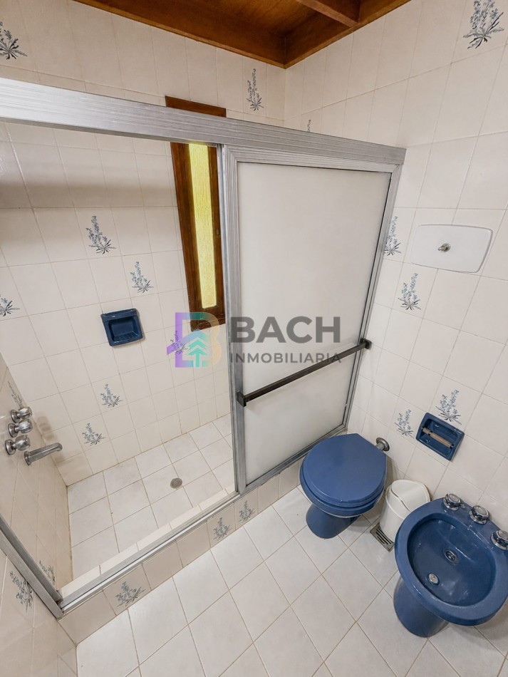 Casa en venta Pinamar, con cuatro dormitorios, ladrillo visto, tradicional, en zona lasalle