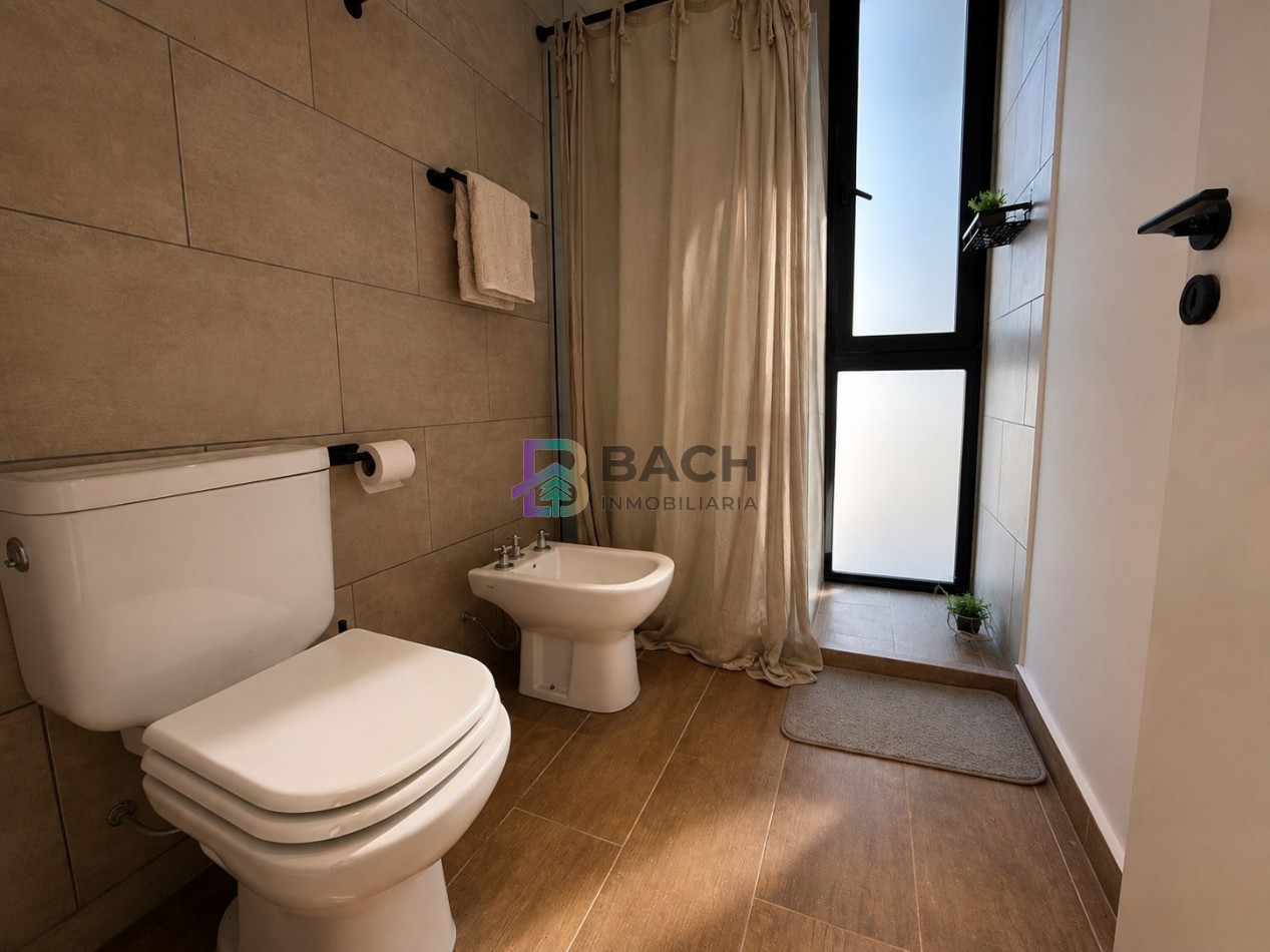 Moderna casa en venta en Pinamar con tres dormitorios, gas natural y piscina