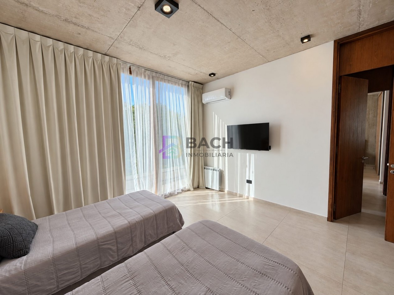 Casa en venta importante, gran calidad constructiva, hormigon visto, gas natural y piscina en Costa Esmeralda Maritimo III