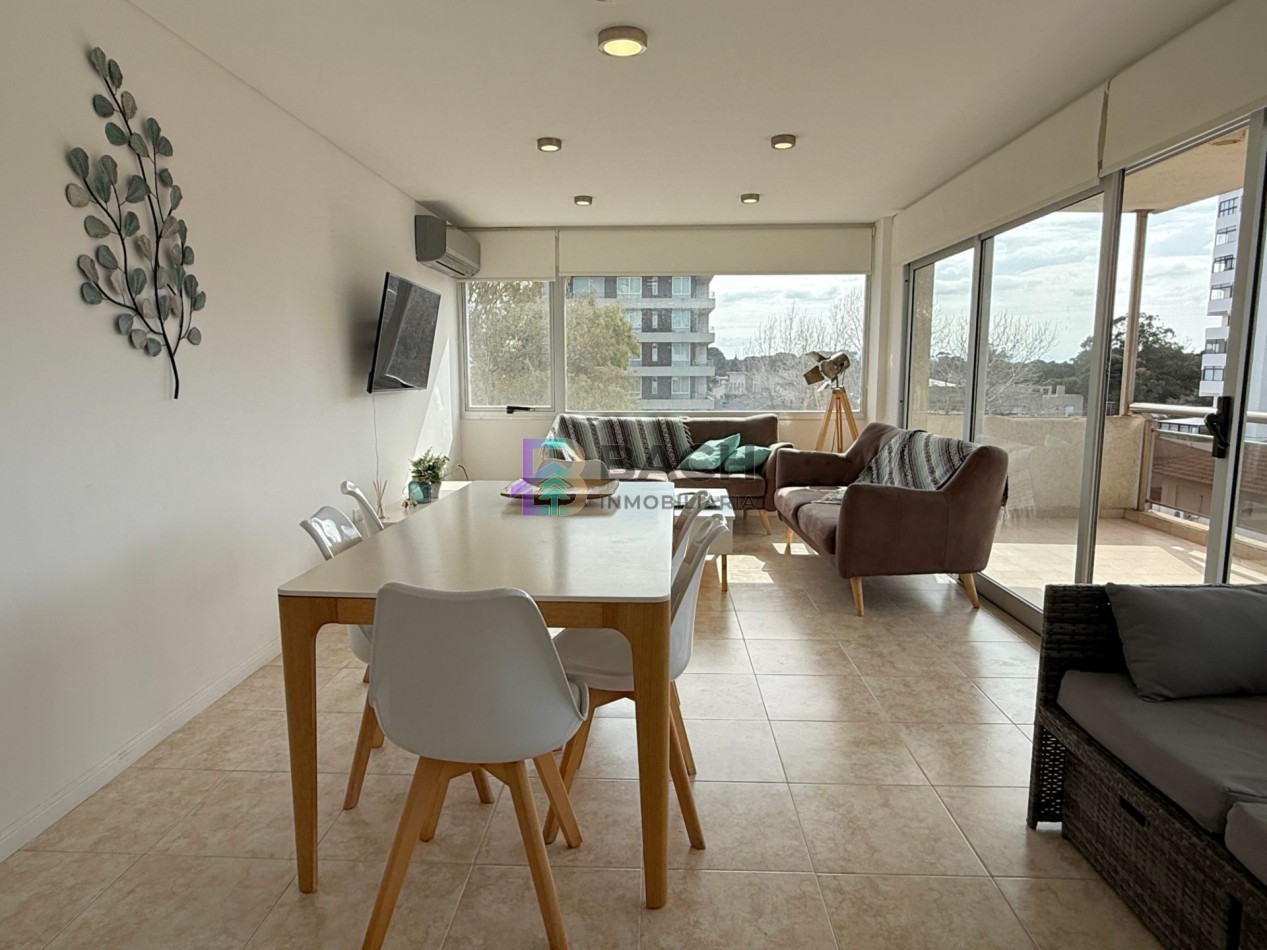 Departamento semipiso a la venta en Pinamar centro, luminoso, moderno con gas natural, cochera y baulera