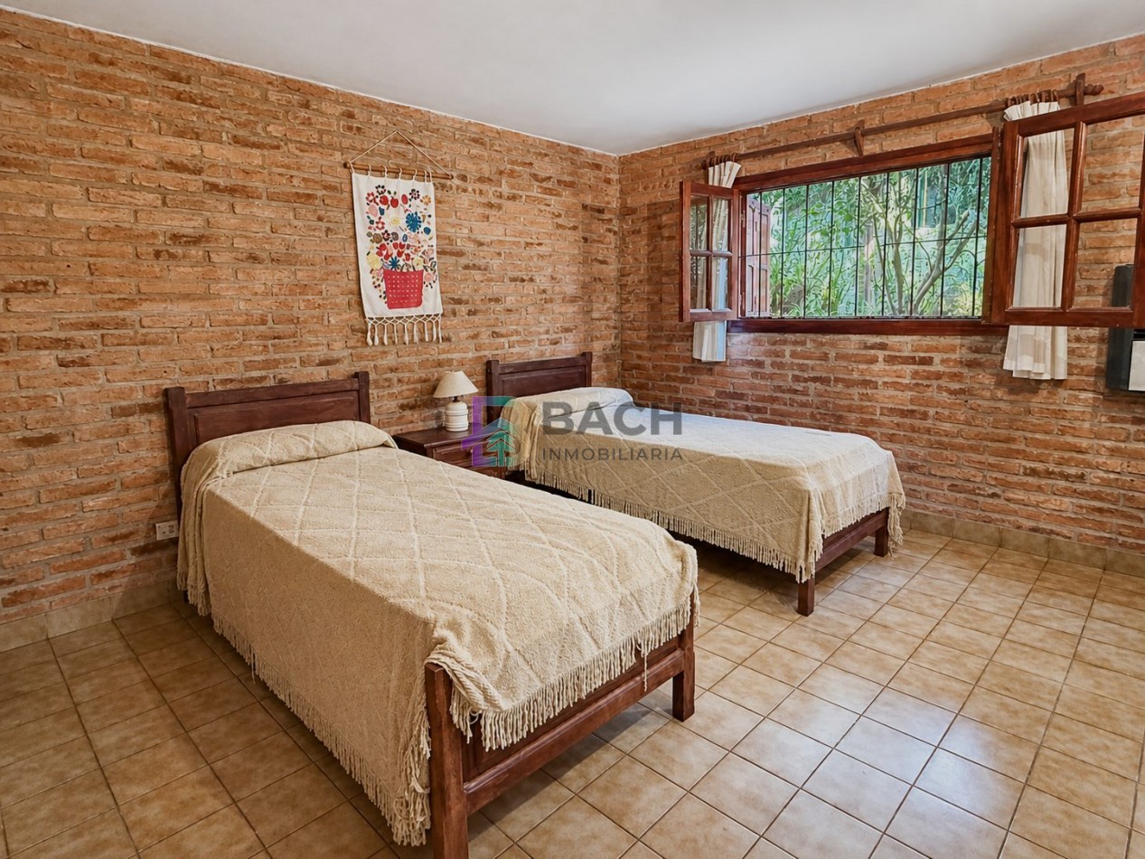Casa en venta Pinamar, con cuatro dormitorios, ladrillo visto, tradicional, en zona lasalle