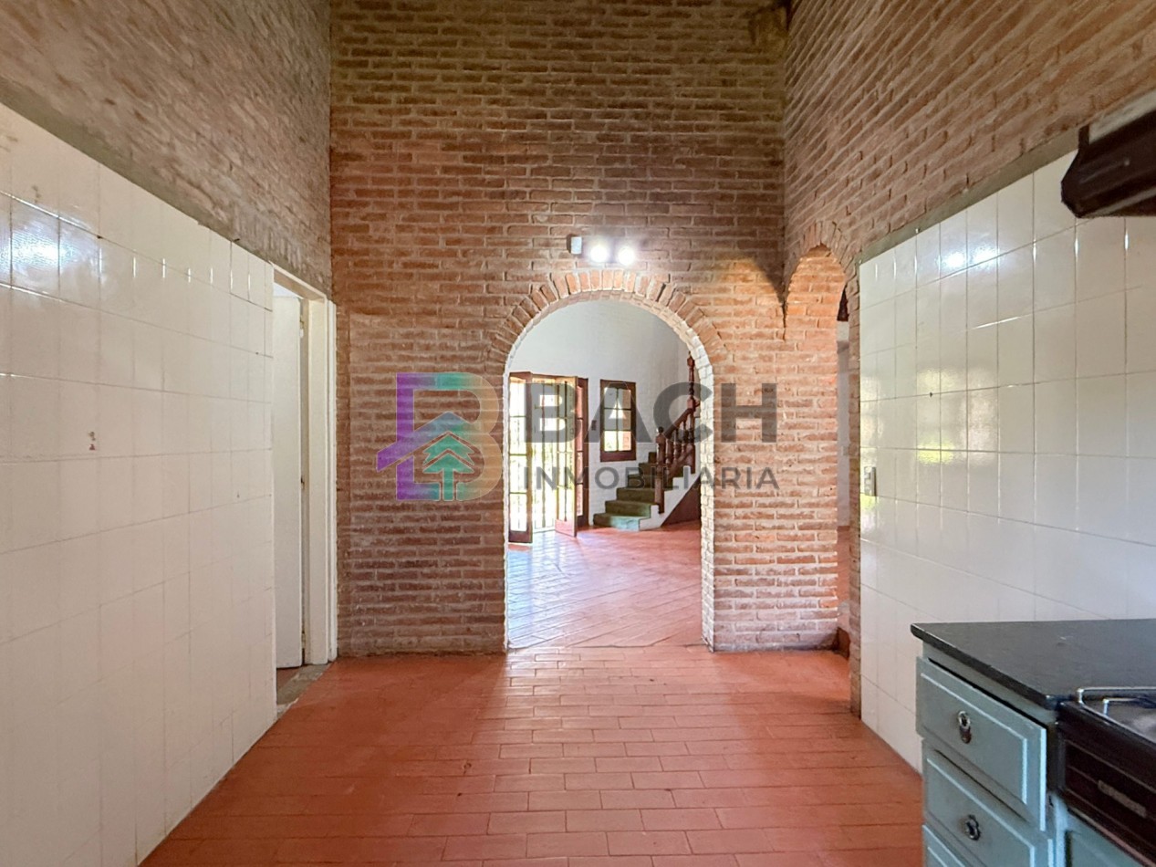 Casa a la venta en Pinamar, a metros de golf. Con 4 dormitorios, gas natural y garaje 