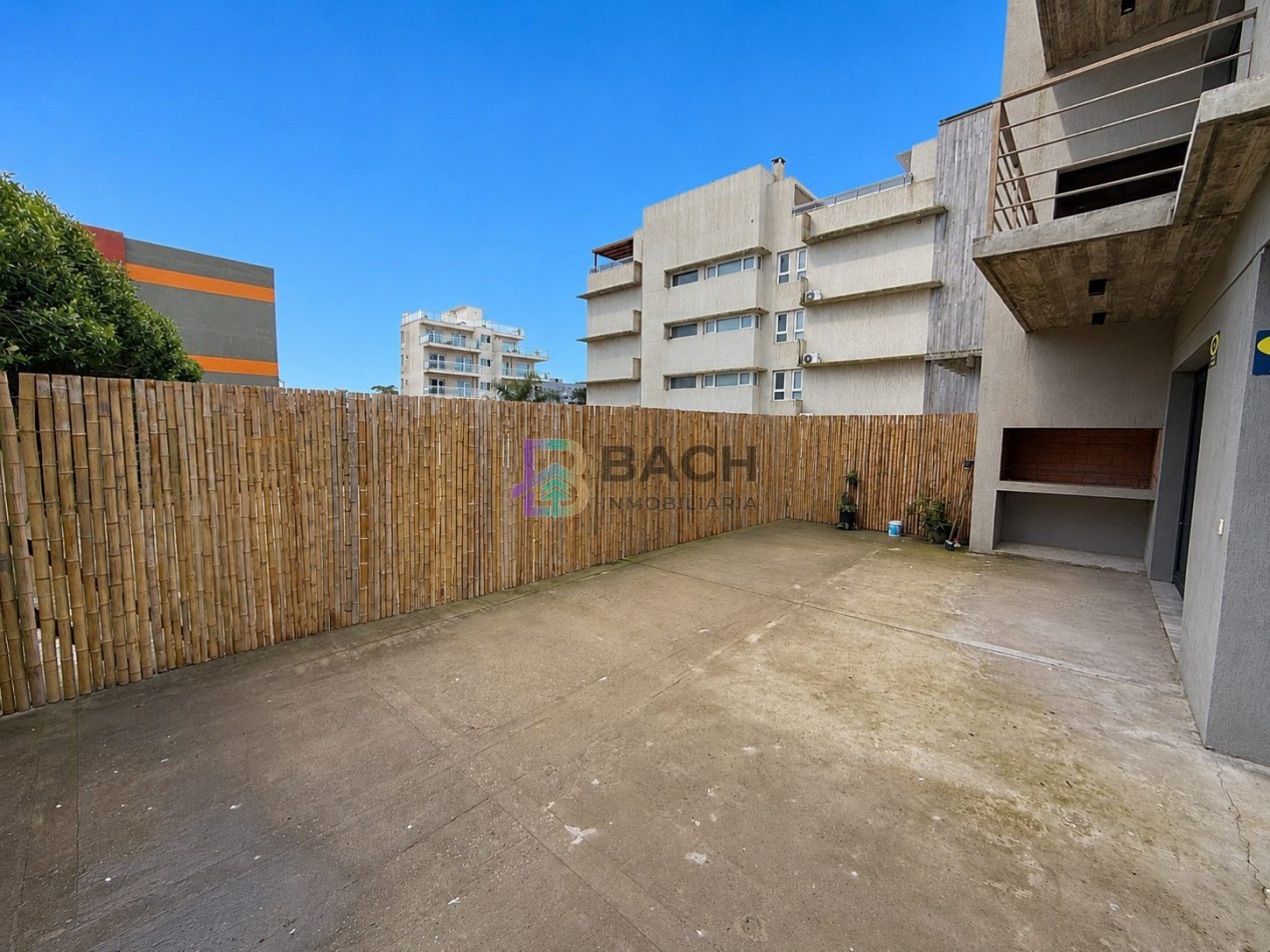 Departamento a la venta a metros del mar, con gran patio privado, permuta