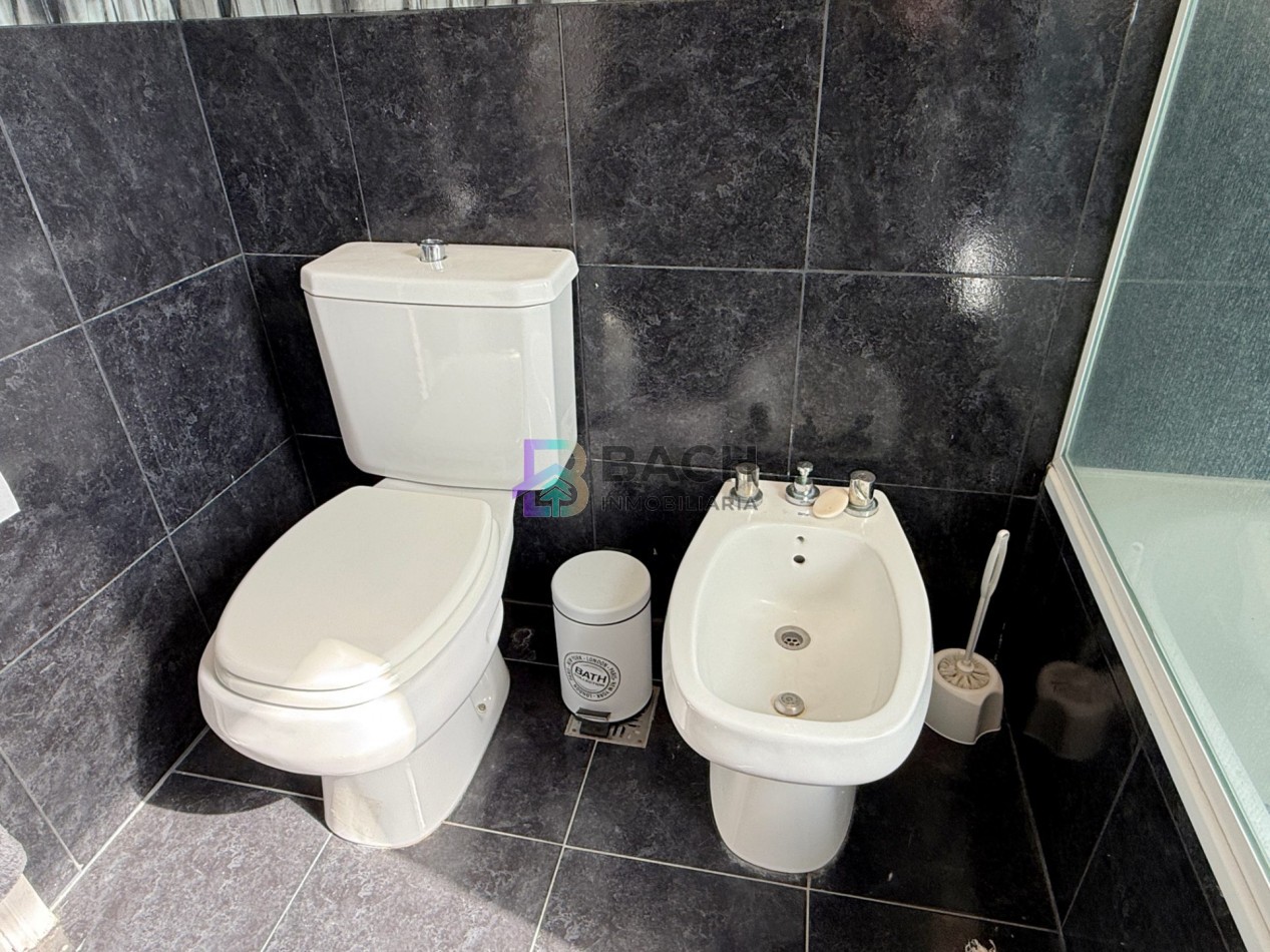 Departamento semipiso a la venta en Pinamar centro, luminoso, moderno con gas natural, cochera y baulera