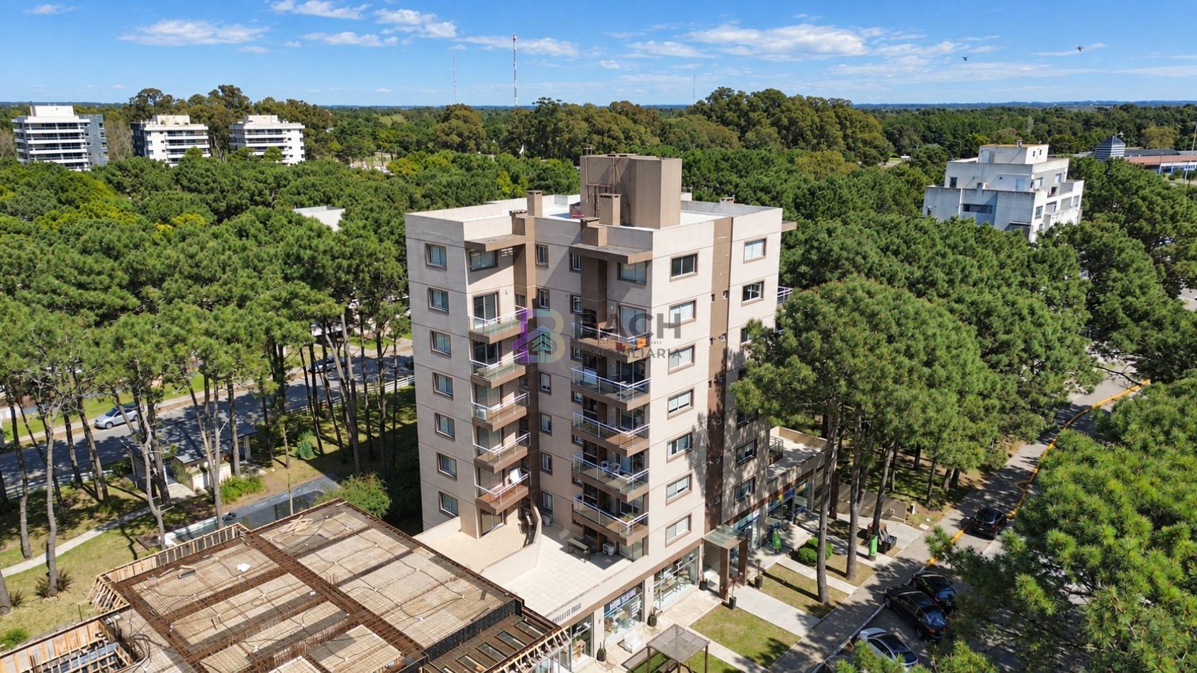Departamento a la venta en Pinamar con 3 dormitorios, tipo duplex con gas natural y cochera cubierta