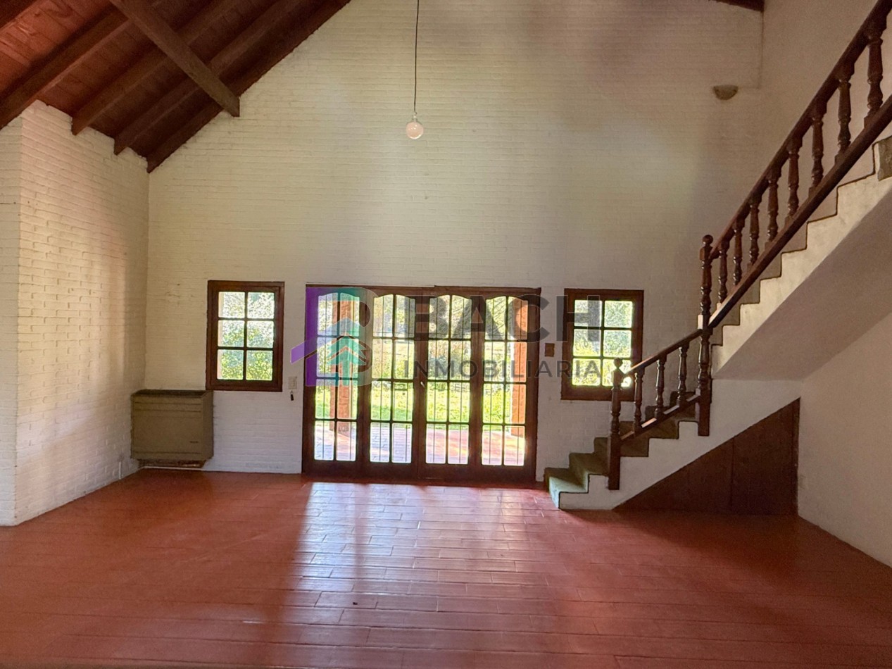 Casa a la venta en Pinamar, a metros de golf. Con 4 dormitorios, gas natural y garaje 