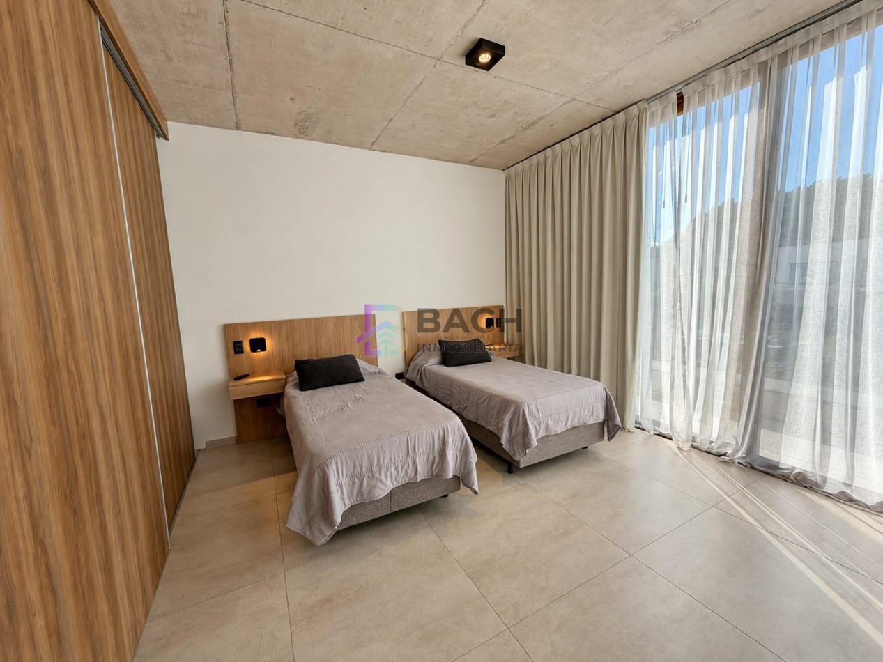 Casa en venta importante, gran calidad constructiva, hormigon visto, gas natural y piscina en Costa Esmeralda Maritimo III