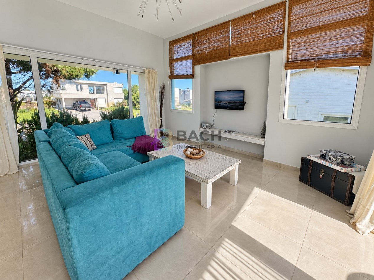 Casa a la venta en Costa esmeralda, muy luminosa con 3 dormitorios y gas natural