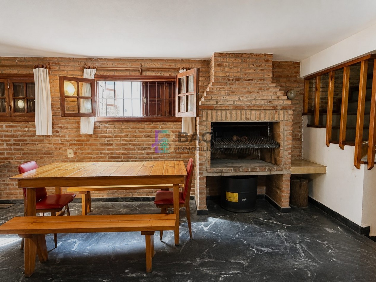 Casa en venta Pinamar, con cuatro dormitorios, ladrillo visto, tradicional, en zona lasalle