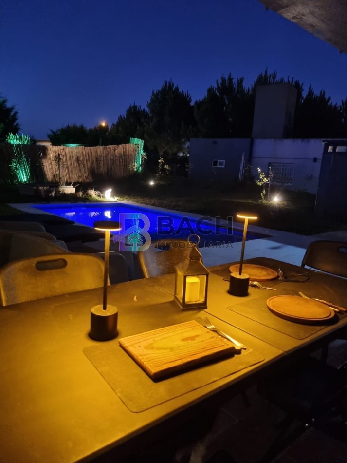 Moderna casa en venta en Pinamar con tres dormitorios, gas natural y piscina