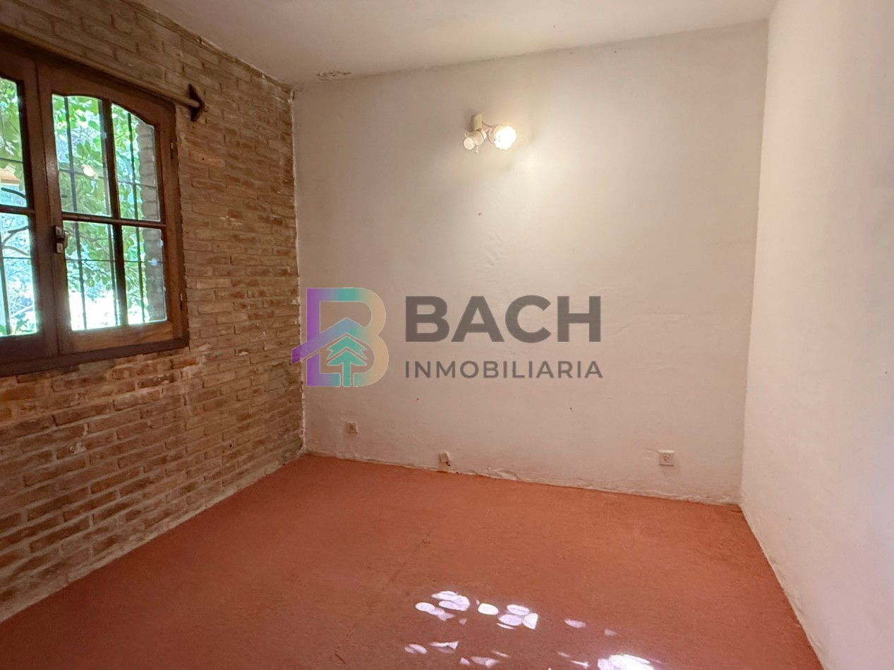 Casa a la venta en Pinamar, a metros de golf. Con 4 dormitorios, gas natural y garaje 