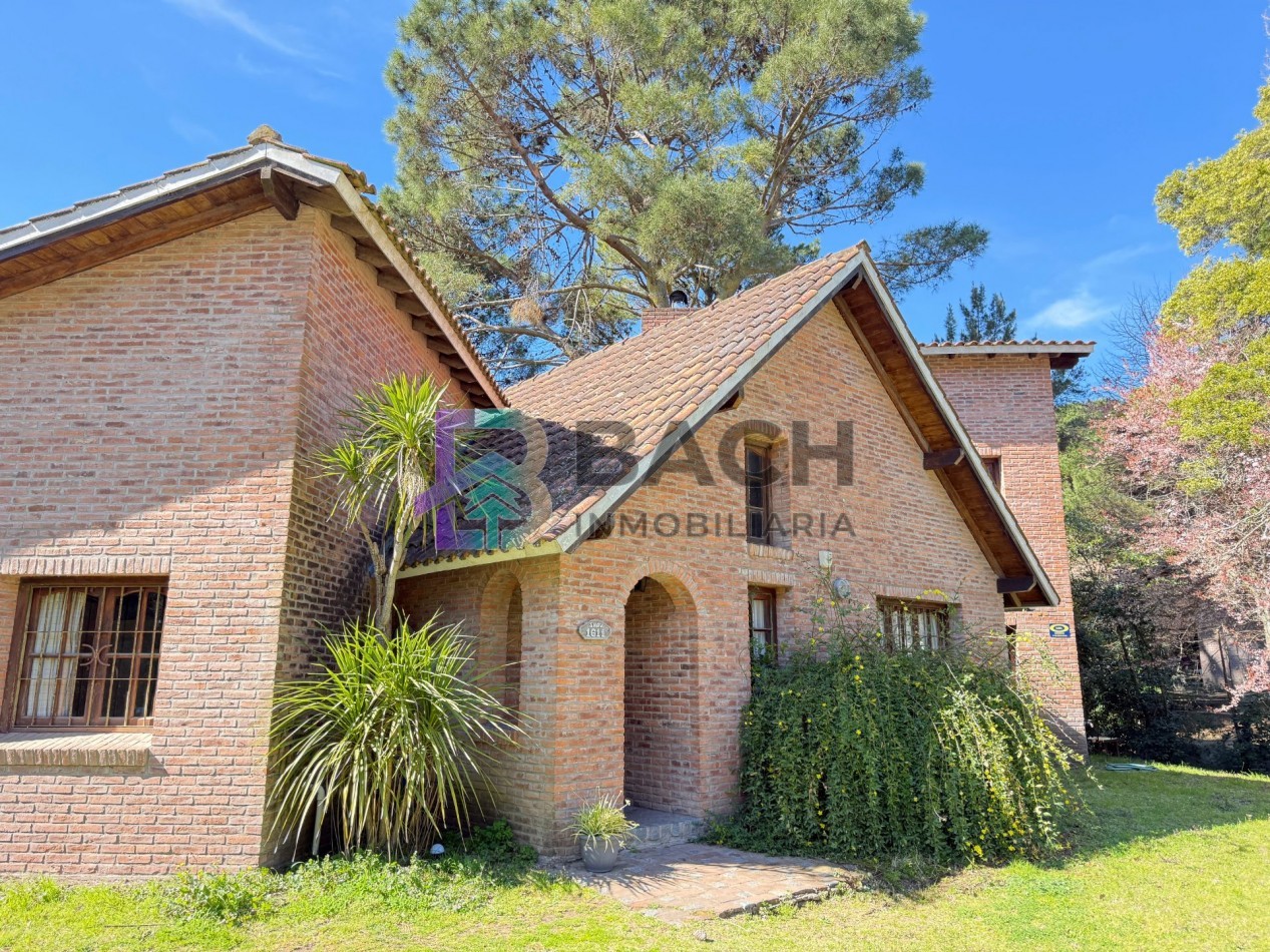 Casa a la venta en Pinamar, a metros de golf. Con 4 dormitorios, gas natural y garaje 