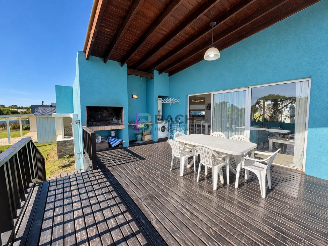 Casa a la venta en Costa esmeralda, muy luminosa con 3 dormitorios y gas natural