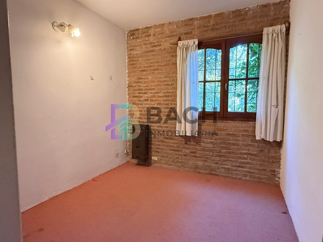 Casa a la venta en Pinamar, a metros de golf. Con 4 dormitorios, gas natural y garaje 