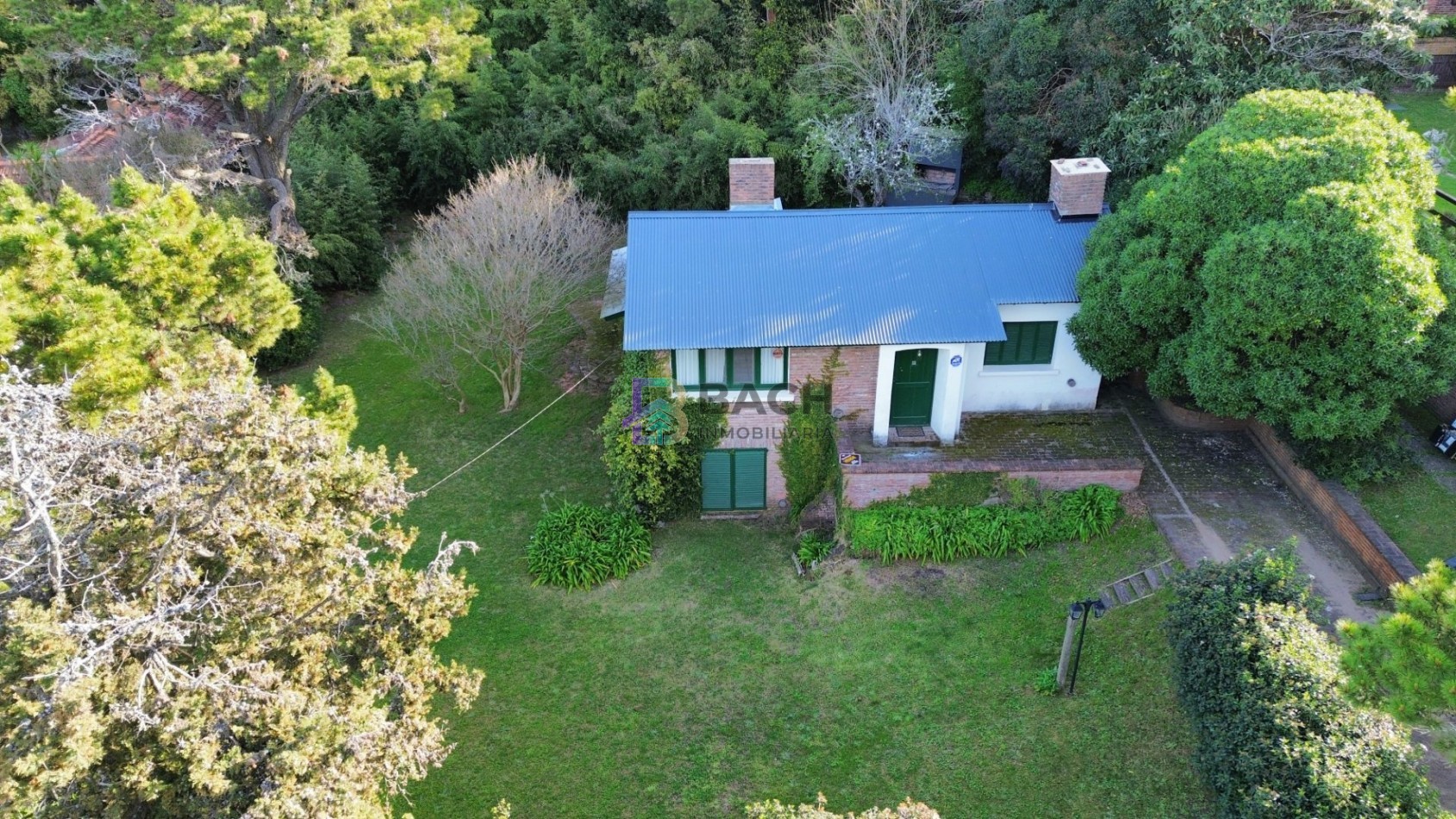 Casa en venta, Pinamar zona iglesia, 4 dormitorios, gran parque y muy cerca de la playa, gas natural