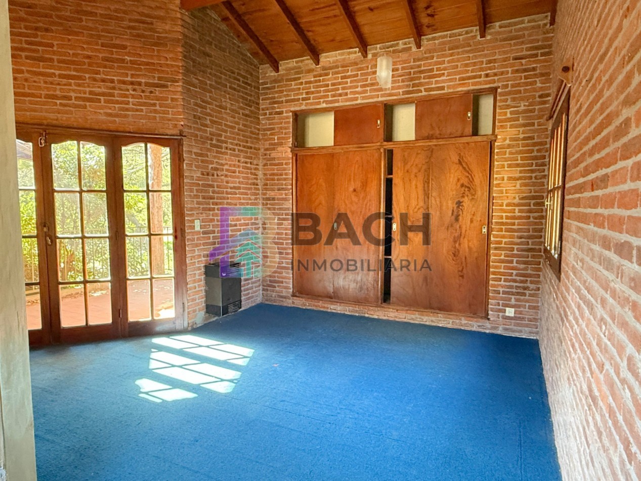 Casa a la venta en Pinamar, a metros de golf. Con 4 dormitorios, gas natural y garaje 