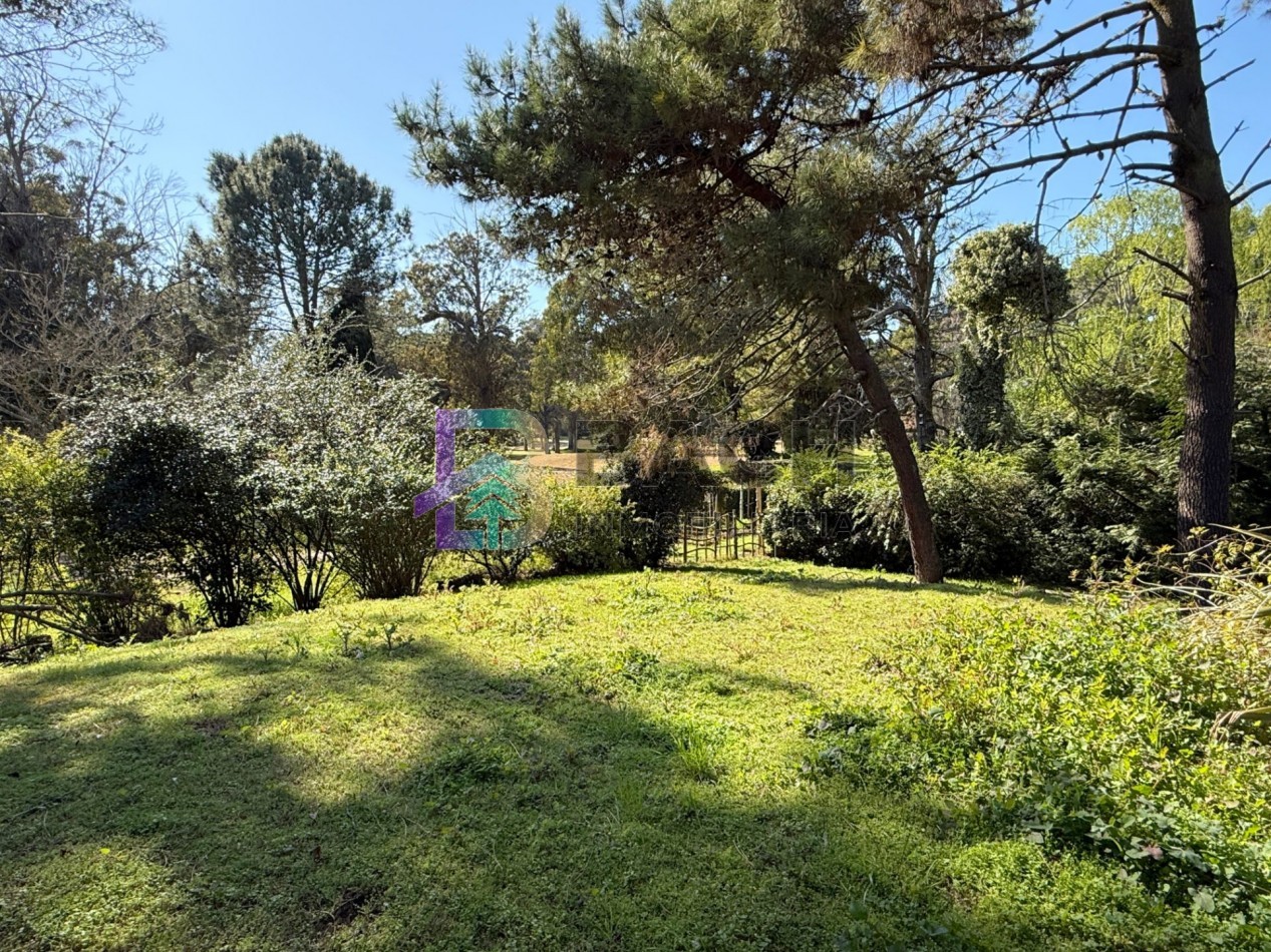 Casa a la venta en Pinamar, a metros de golf. Con 4 dormitorios, gas natural y garaje 