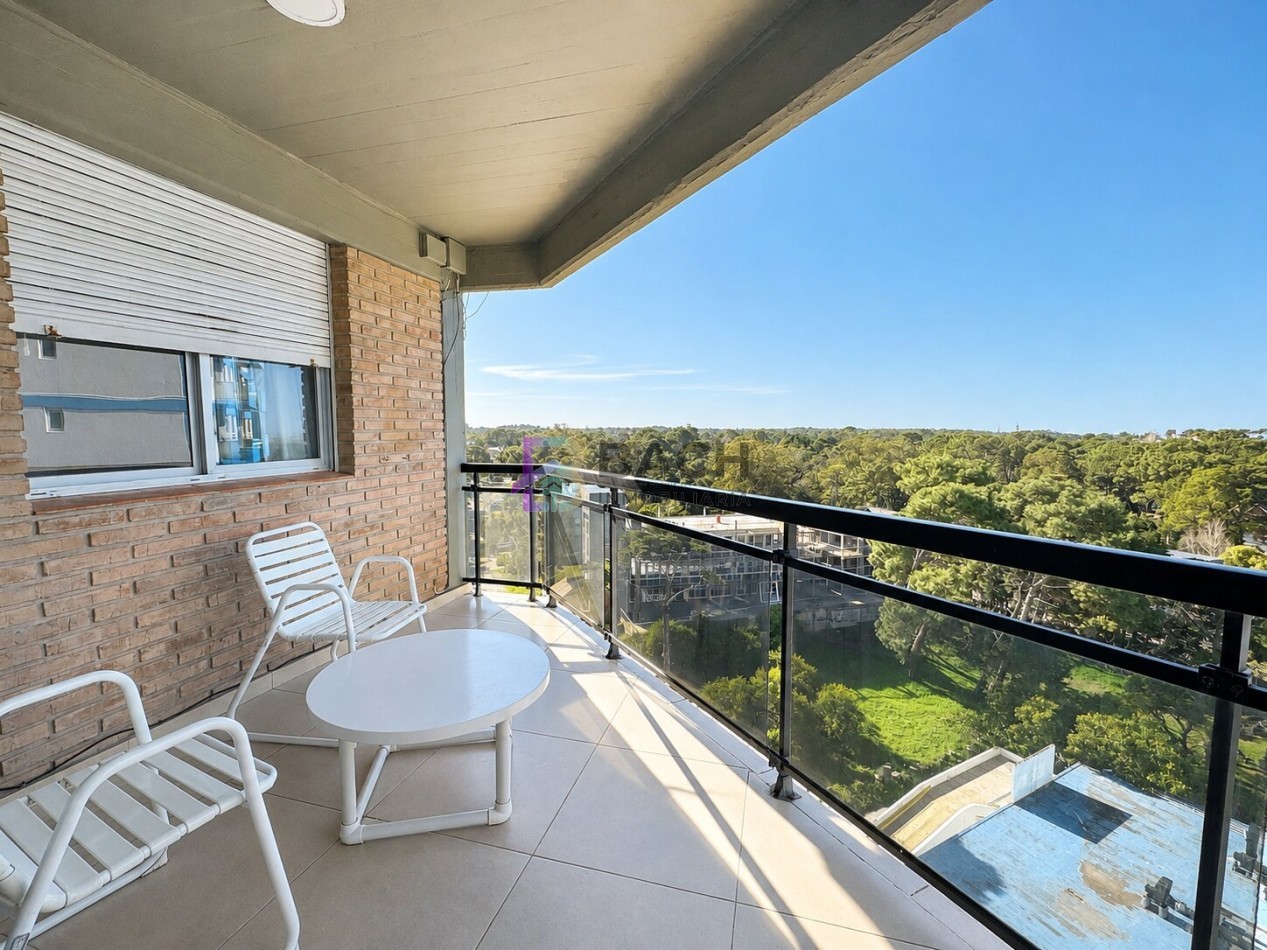 Departamento 2 ambientes a la venta en Pinamar Centro, edificio Austral. Balcon con vista al mar