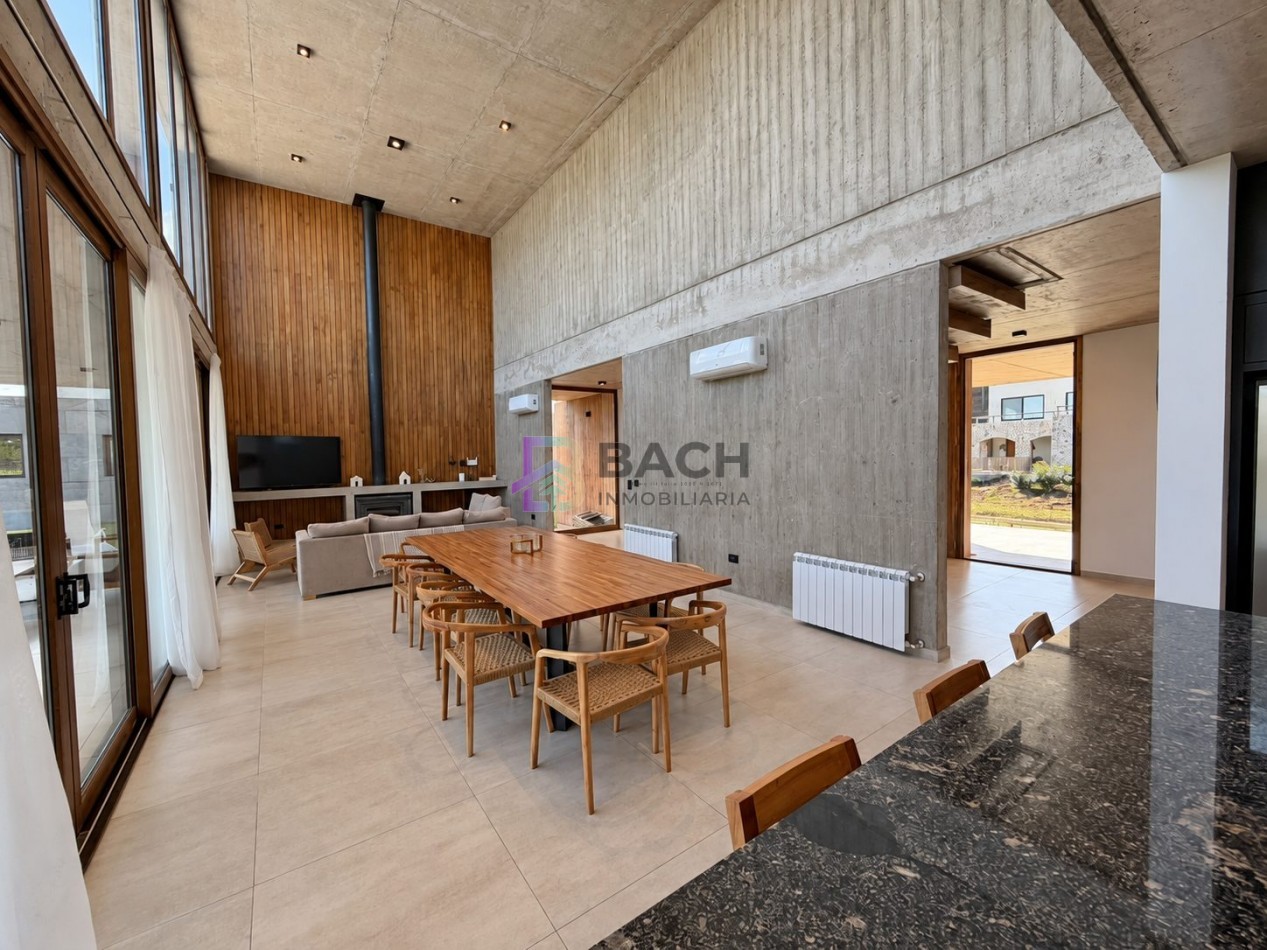 Casa en venta importante, gran calidad constructiva, hormigon visto, gas natural y piscina en Costa Esmeralda Maritimo III