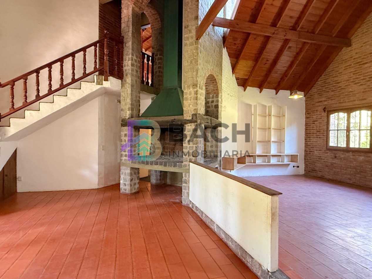 Casa a la venta en Pinamar, a metros de golf. Con 4 dormitorios, gas natural y garaje 