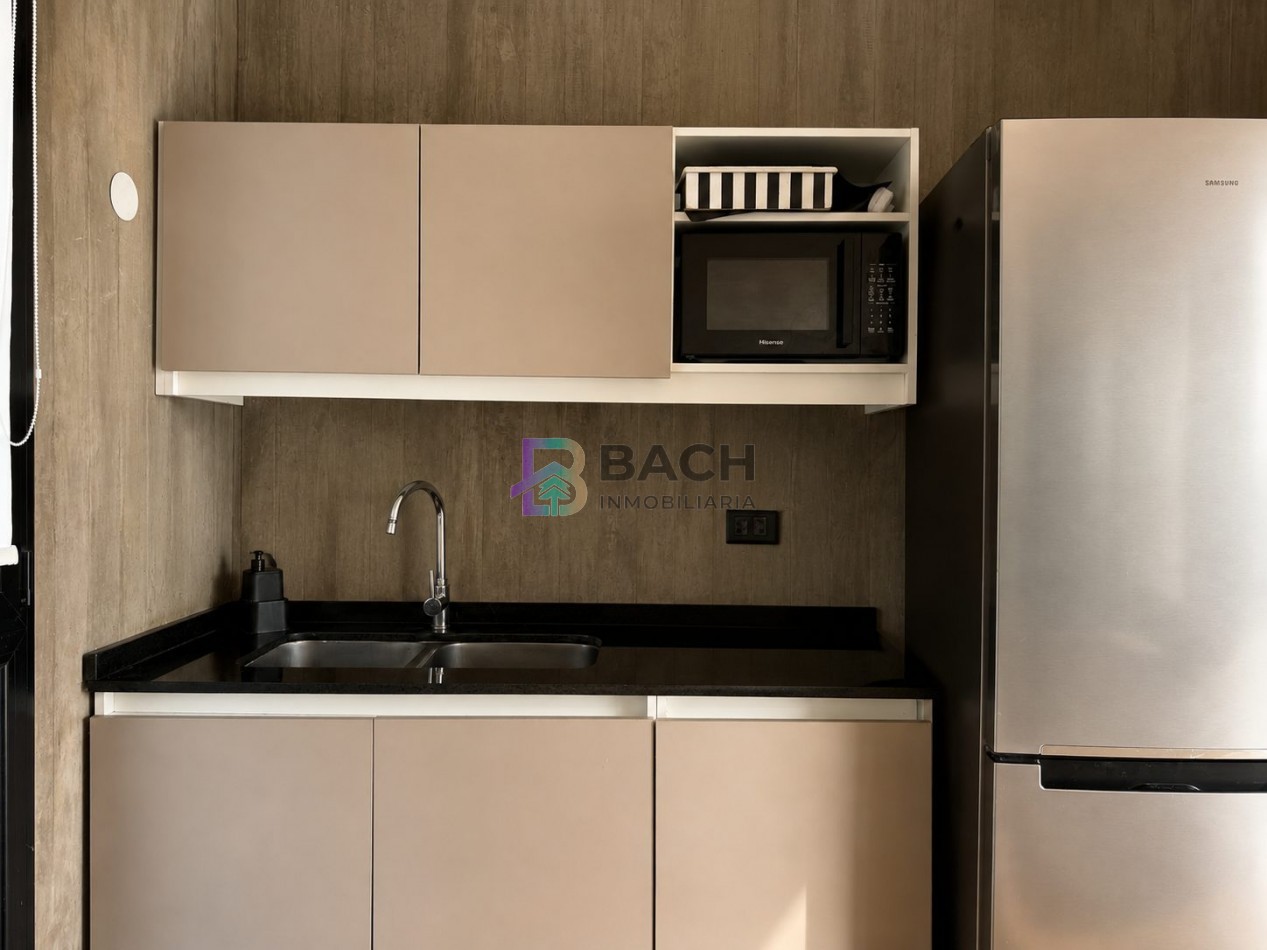 Moderna casa en venta en Pinamar con tres dormitorios, gas natural y piscina