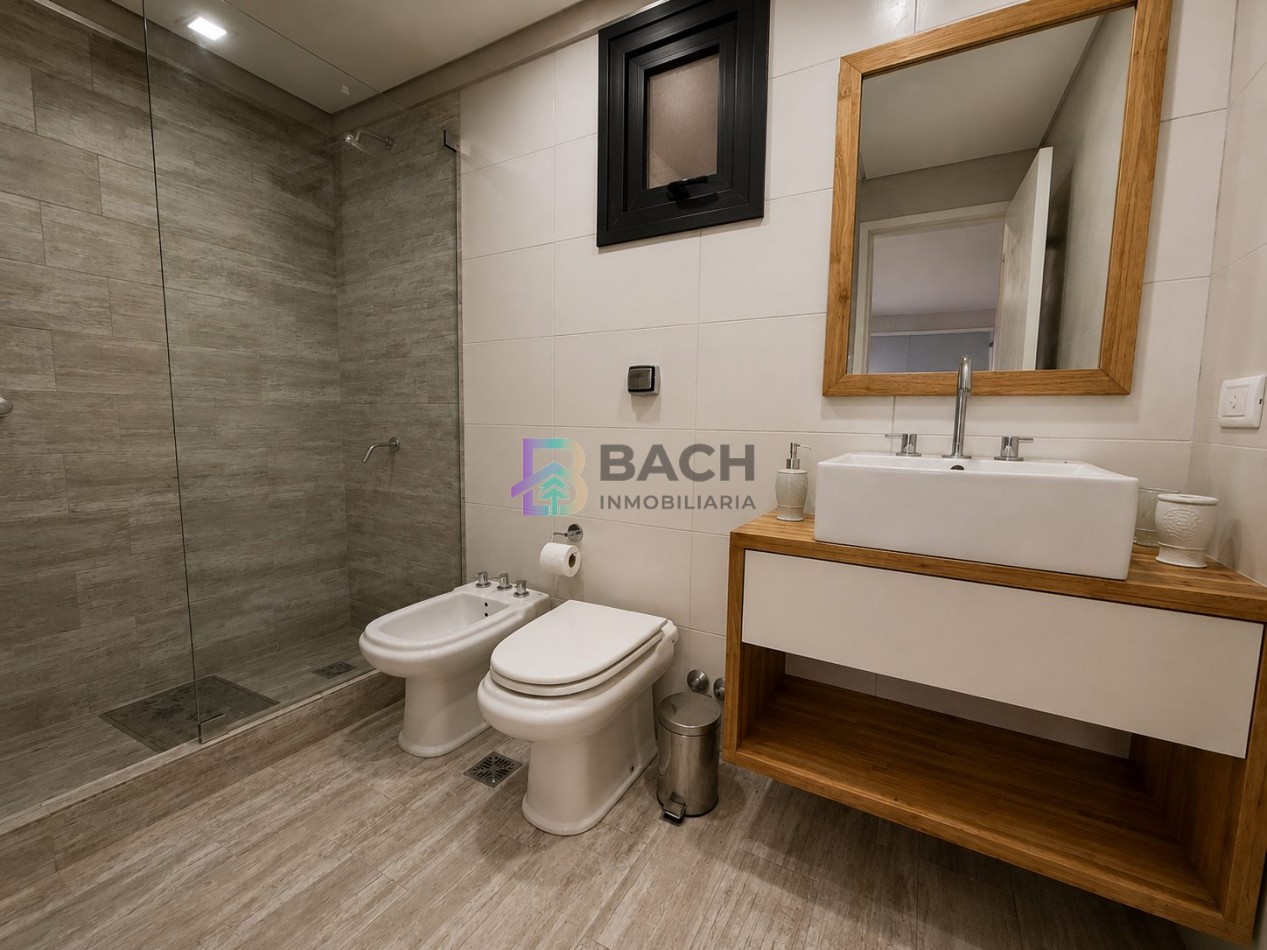 Departamento a la venta a metros del mar, con gran patio privado, permuta