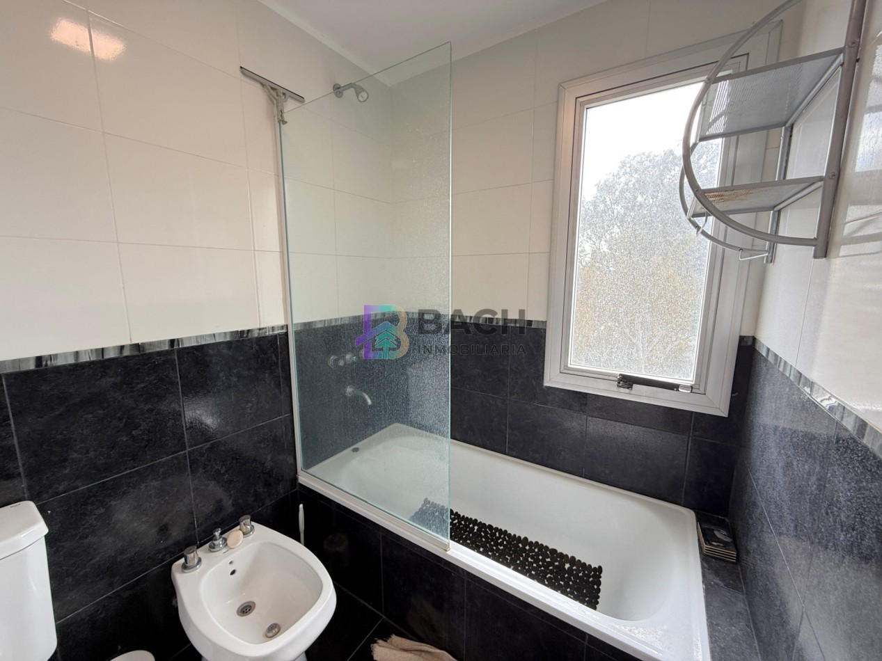 Departamento semipiso a la venta en Pinamar centro, luminoso, moderno con gas natural, cochera y baulera