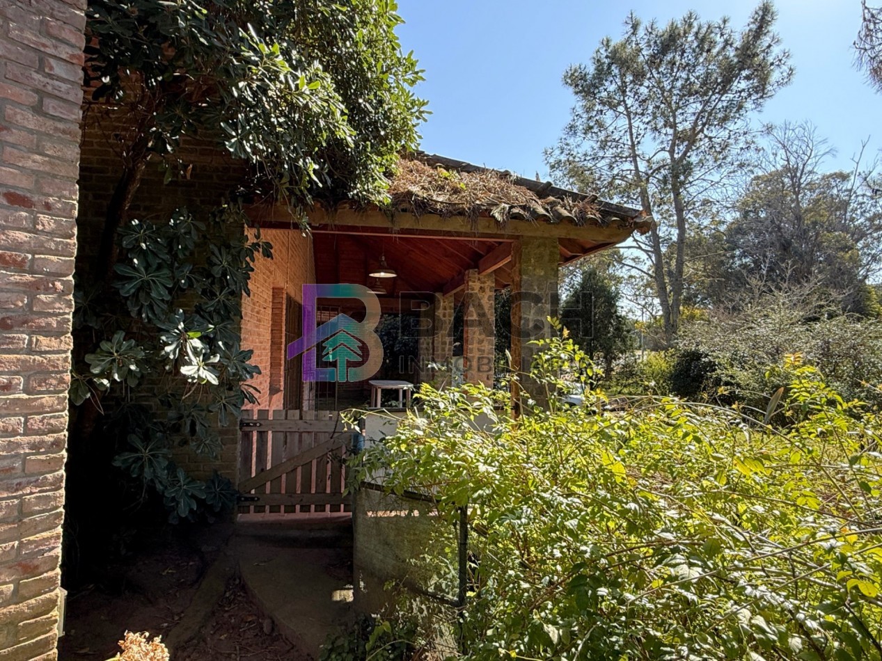 Casa a la venta en Pinamar, a metros de golf. Con 4 dormitorios, gas natural y garaje 