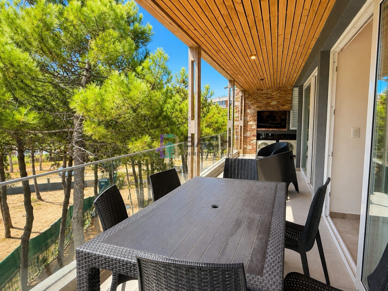 Departamento 3 ambientes en venta con dos cocheras y terraza privada en la frontera Pinamar, Renata norte