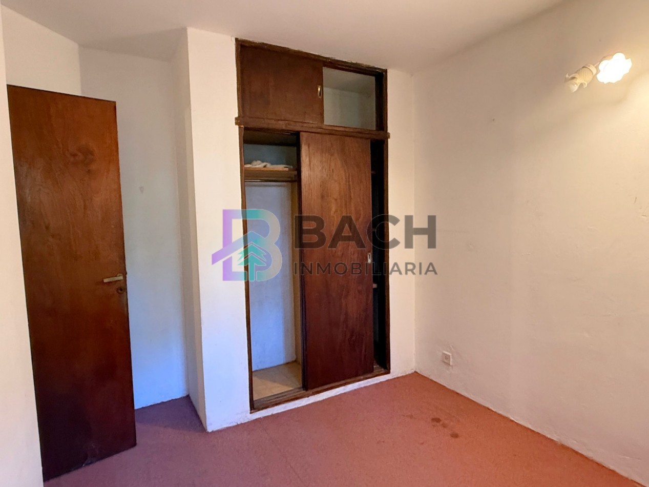 Casa a la venta en Pinamar, a metros de golf. Con 4 dormitorios, gas natural y garaje 