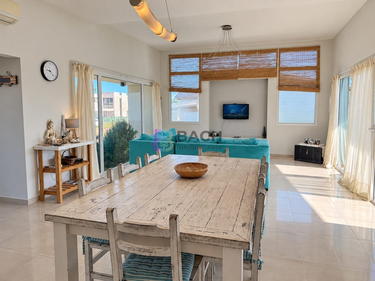 Casa a la venta en Costa esmeralda, muy luminosa con 3 dormitorios y gas natural