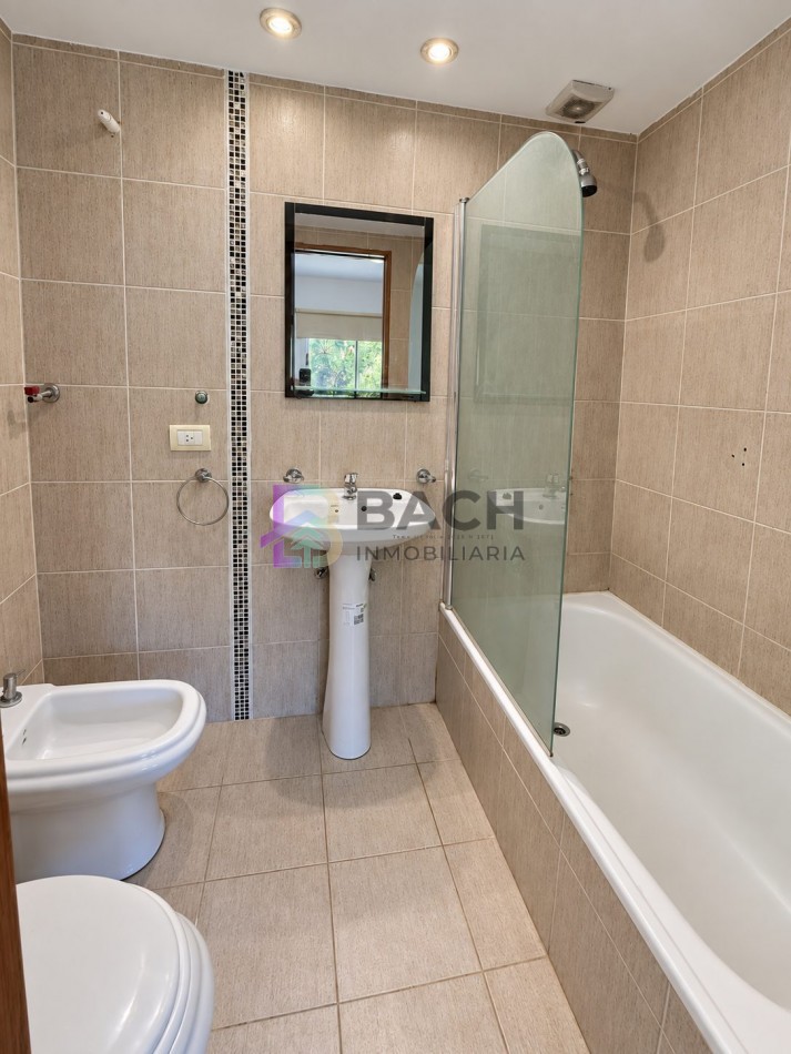 Departamento a la venta en Pinamar con 3 dormitorios, tipo duplex con gas natural y cochera cubierta