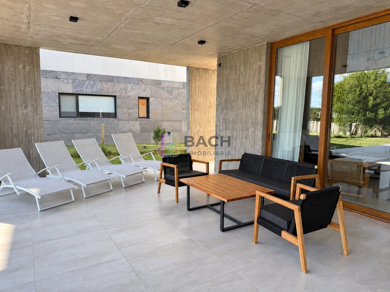 Casa en venta importante, gran calidad constructiva, hormigon visto, gas natural y piscina en Costa Esmeralda Maritimo III