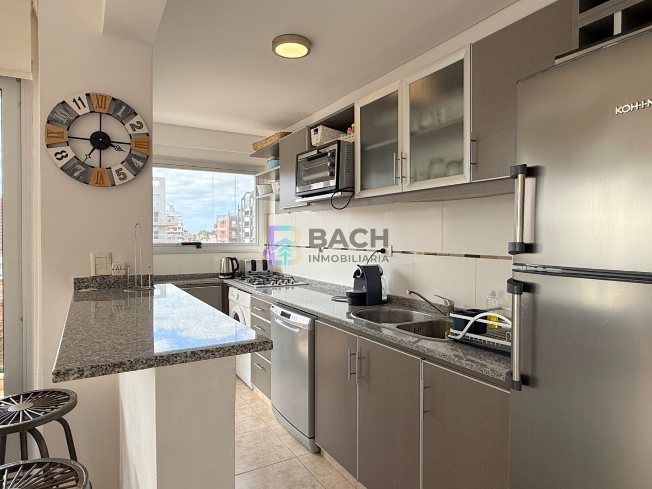 Departamento semipiso a la venta en Pinamar centro, luminoso, moderno con gas natural, cochera y baulera