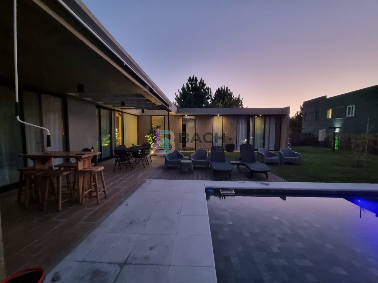 Moderna casa en venta en Pinamar con tres dormitorios, gas natural y piscina