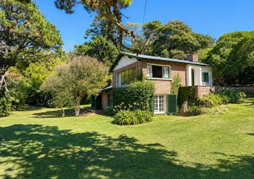 Casa en venta, Pinamar zona iglesia, 4 dormitorios, gran parque y muy cerca de la playa, gas natural