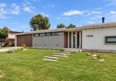 Casa moderna y luminosa en alquiler de verano, Pinamar, para 6 personas, garaje, quincho, parrilla