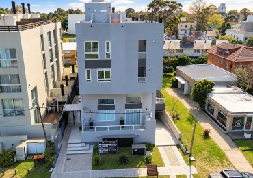 Moderno Departamento tipo duplex en venta con patio privado, gas natural, cochera | financiacion y permuta