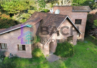 Casa a la venta en Pinamar, a metros de golf. Con 4 dormitorios, gas natural y garaje 