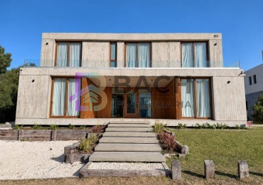 Casa en venta importante, gran calidad constructiva, hormigon visto, gas natural y piscina en Costa Esmeralda Maritimo III